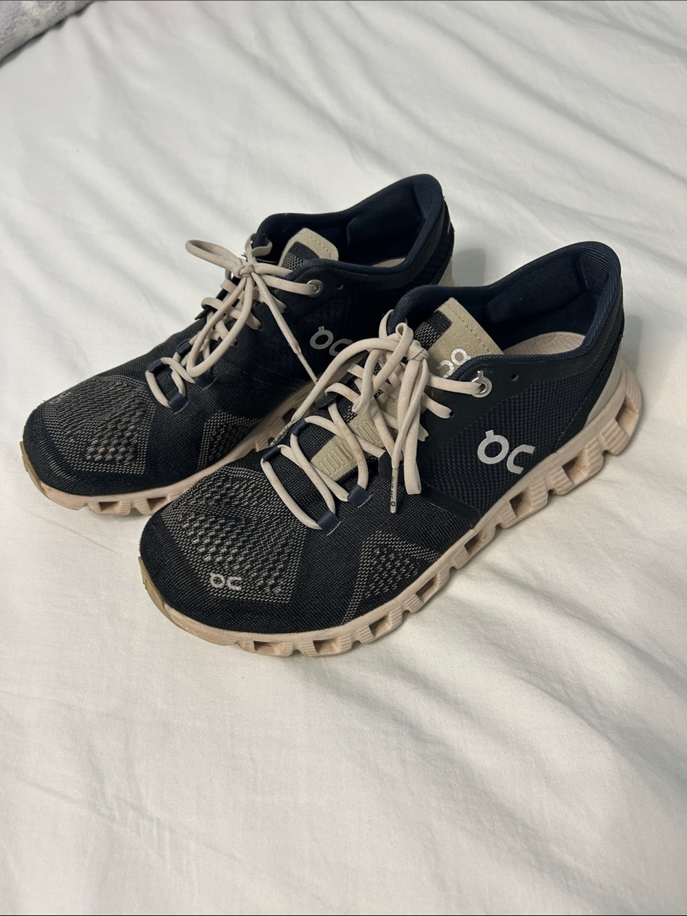 On Cloud women’s Running Shoes in Navy and Cream size 7.5
